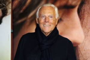 Un primo piano di Giorgio Armani