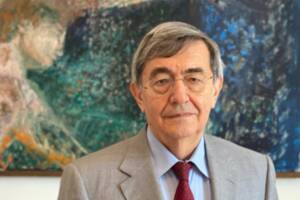 Ubaldo Livolsi in abito grigio