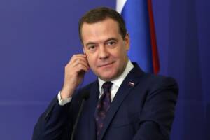 Dmitry Medvedev partecipa a una conferenza stampa