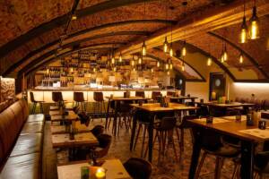 Sala interna di ristorante dall’atmosfera calda