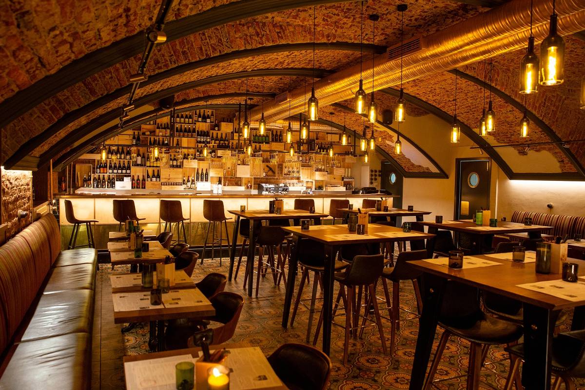 Sala interna di ristorante dall’atmosfera calda