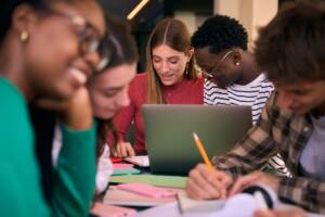 Studenti riuniti in gruppo di studio