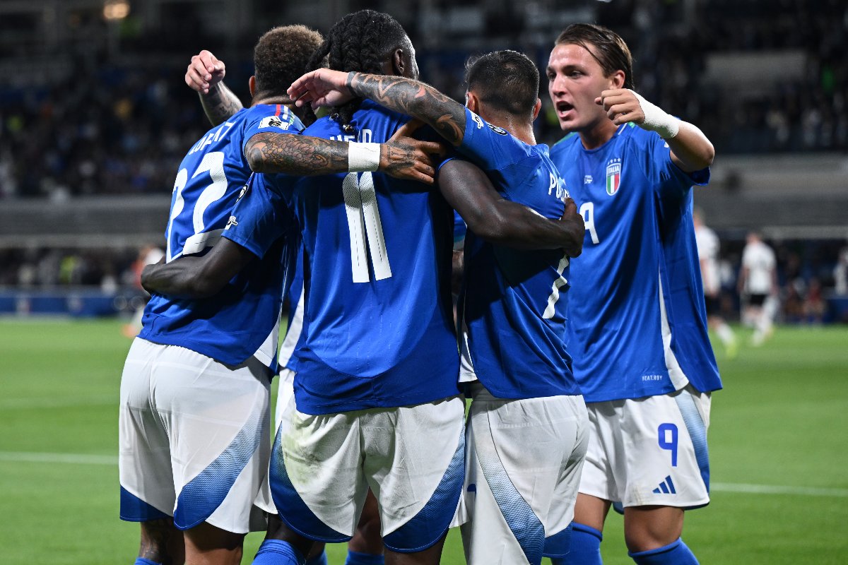 foto della Nazionale italiana di calcio che esulta dopo un gol