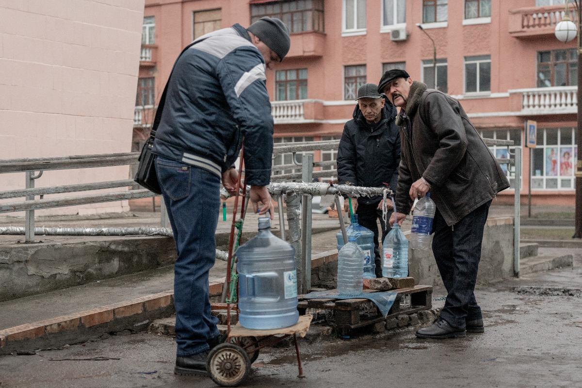 Acqua nei bidoni durante guerra