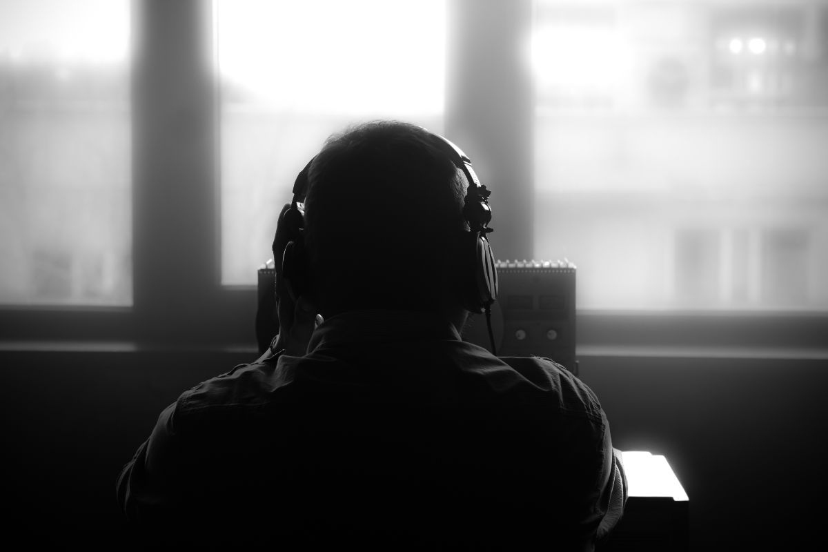 agente ascolta intercettazioni al registratore