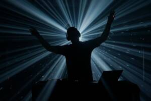 La silhouette di un dj