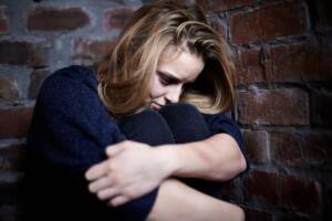Donna vittima di violenza sessuale