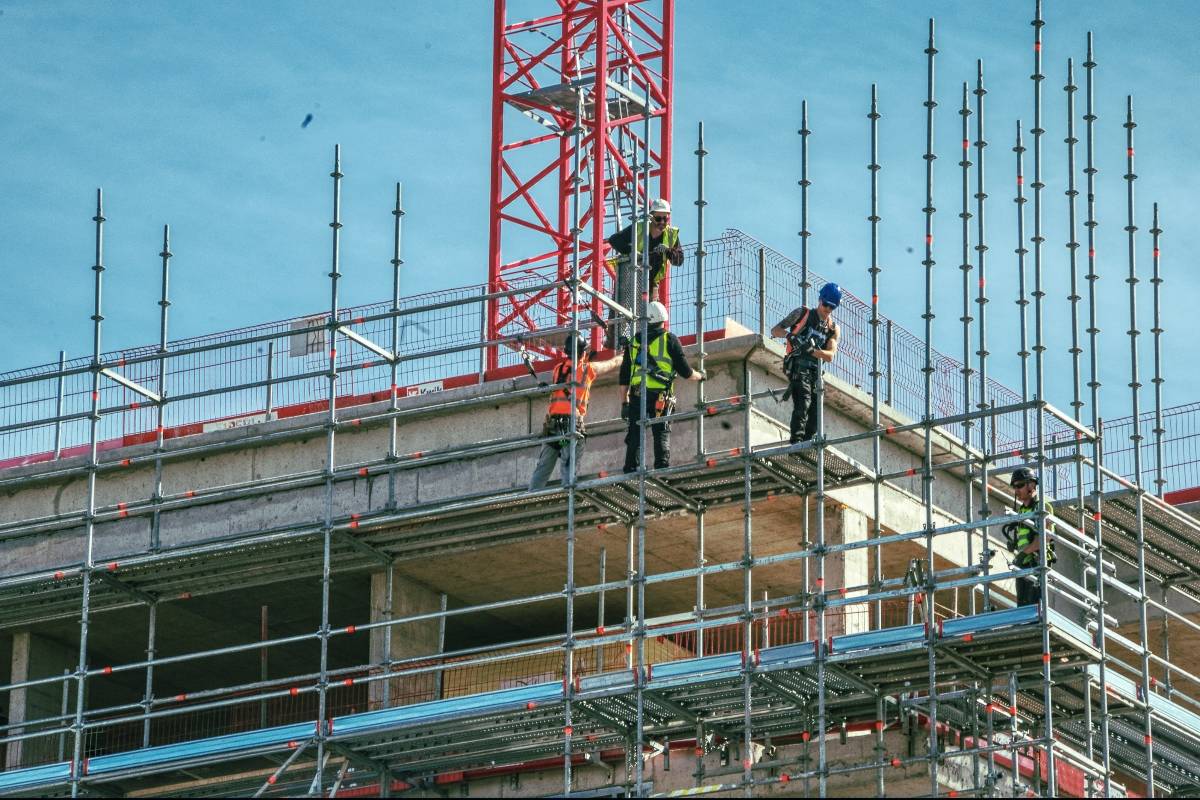 Operai su edificio
