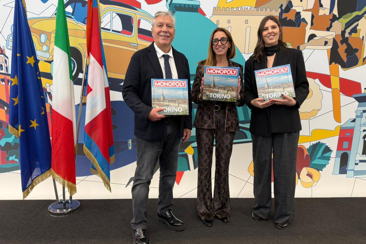 Franco Ferraro, Elena Chiorin e Giulia Burgay alla presentazione del Monopoly Edizione Torino