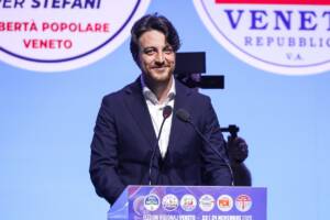 il neo presidente della regioene Veneto Alberto Stefani sul palco dopo l'elezione
