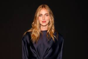 Chiara Ferragni truccata e vestita di nero