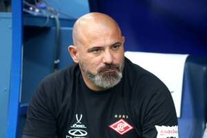 Dejan Stankovic seduto in panchina durante una partita dello Spartak