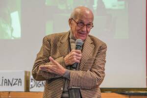 l'ex politico Fausto Bertinotti parla con un microfono in mano