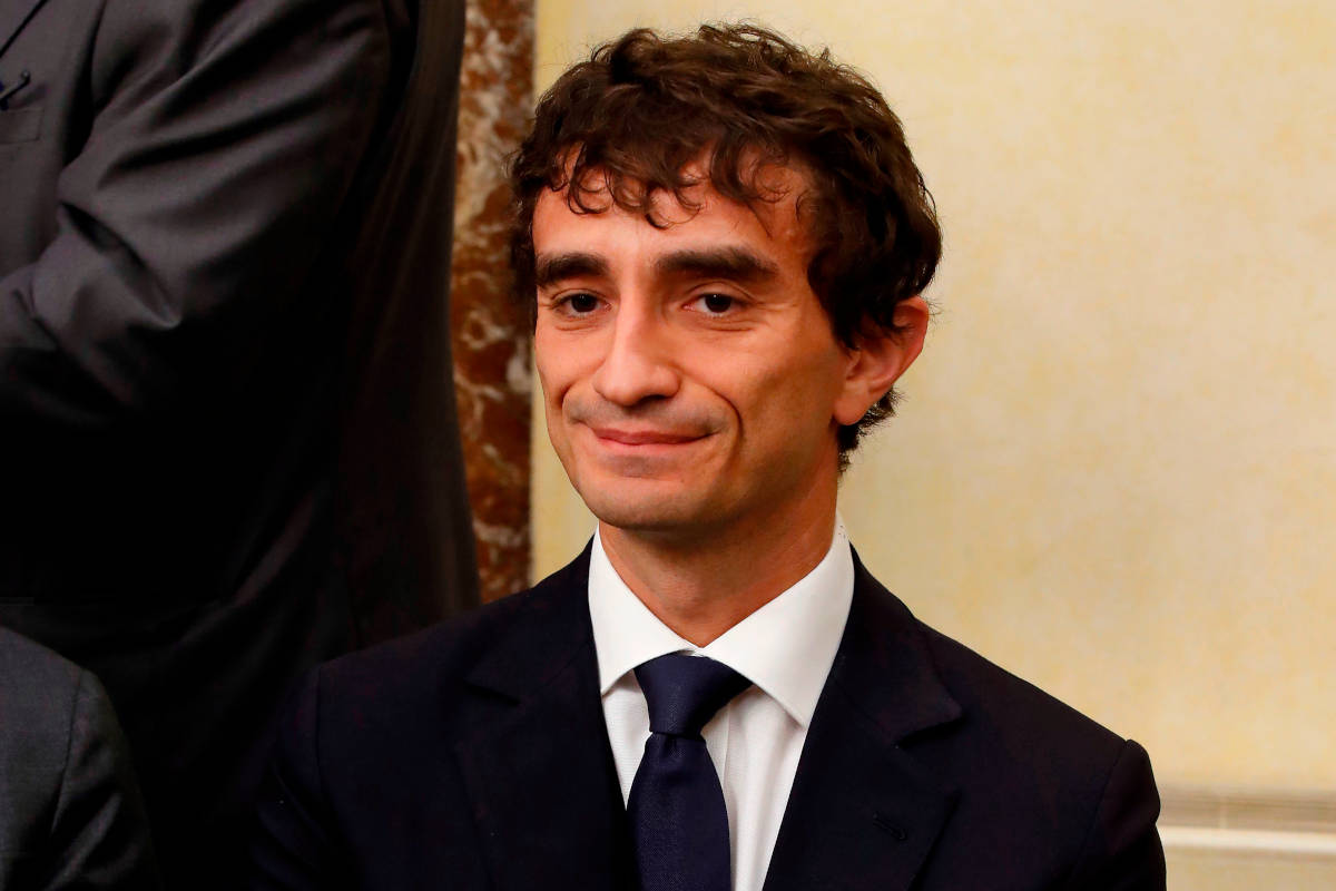 Galeazzo Bignami in giacca nera e cravatta