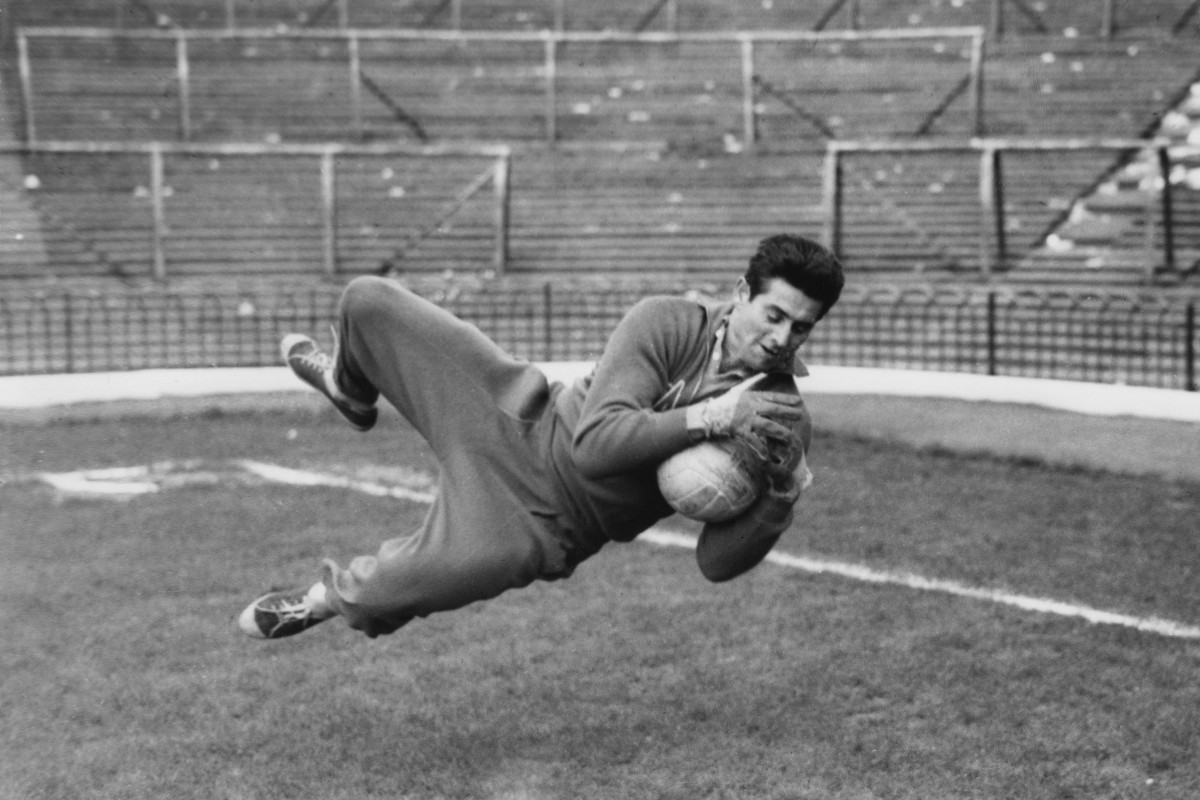l'ex giocatore Lorenzo Buffon durante una parata in campo