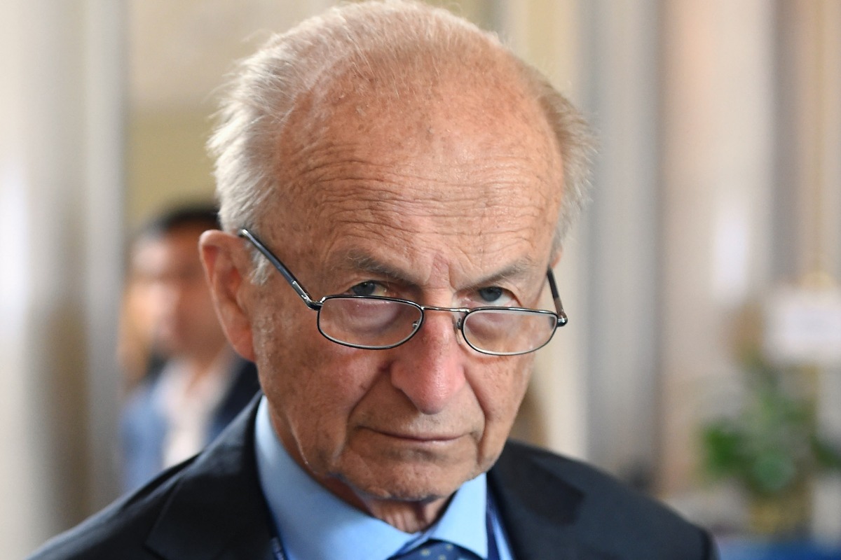 Maurizio Sella in abito con gli occhiali