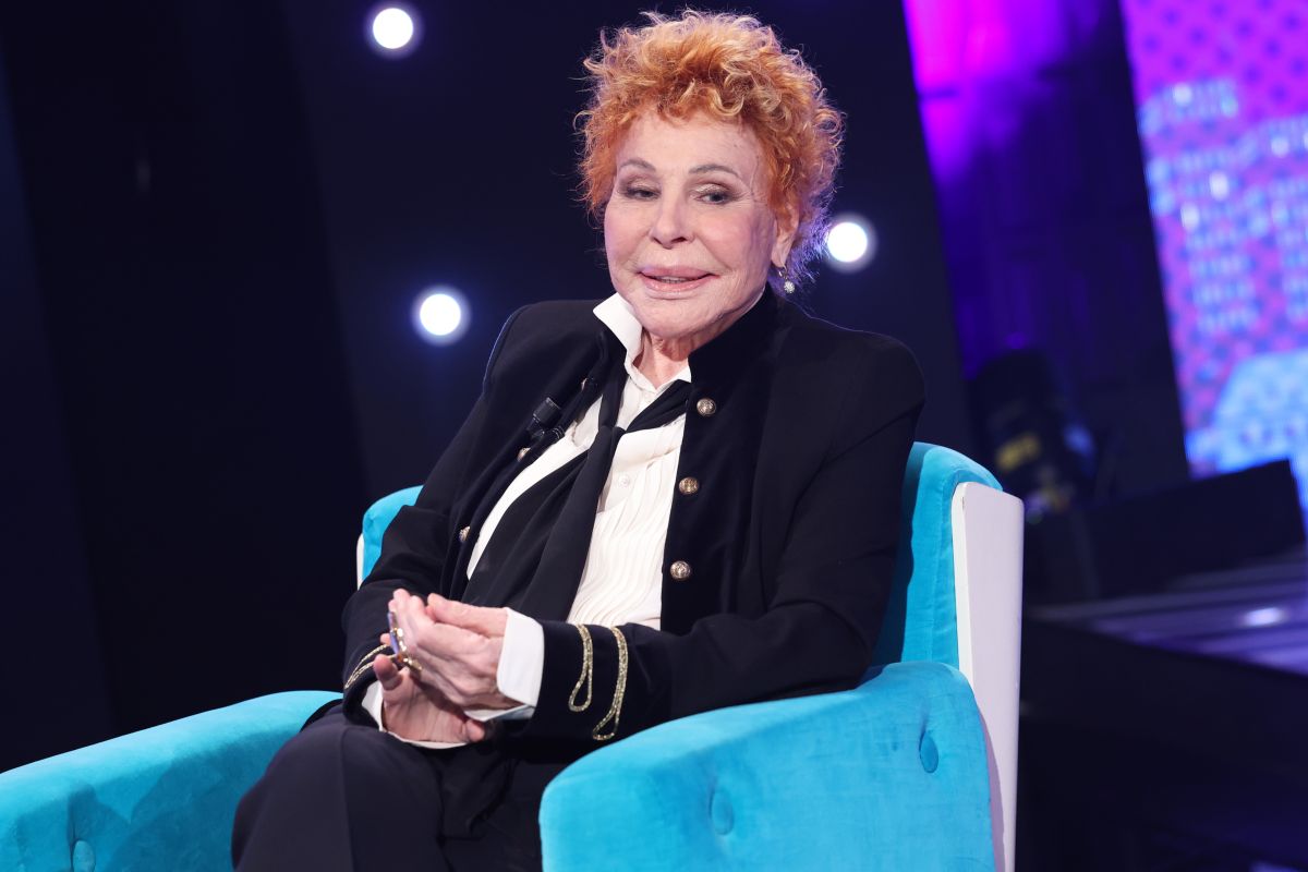 Ornella Vanoni seduta su una sedia in un programma tv
