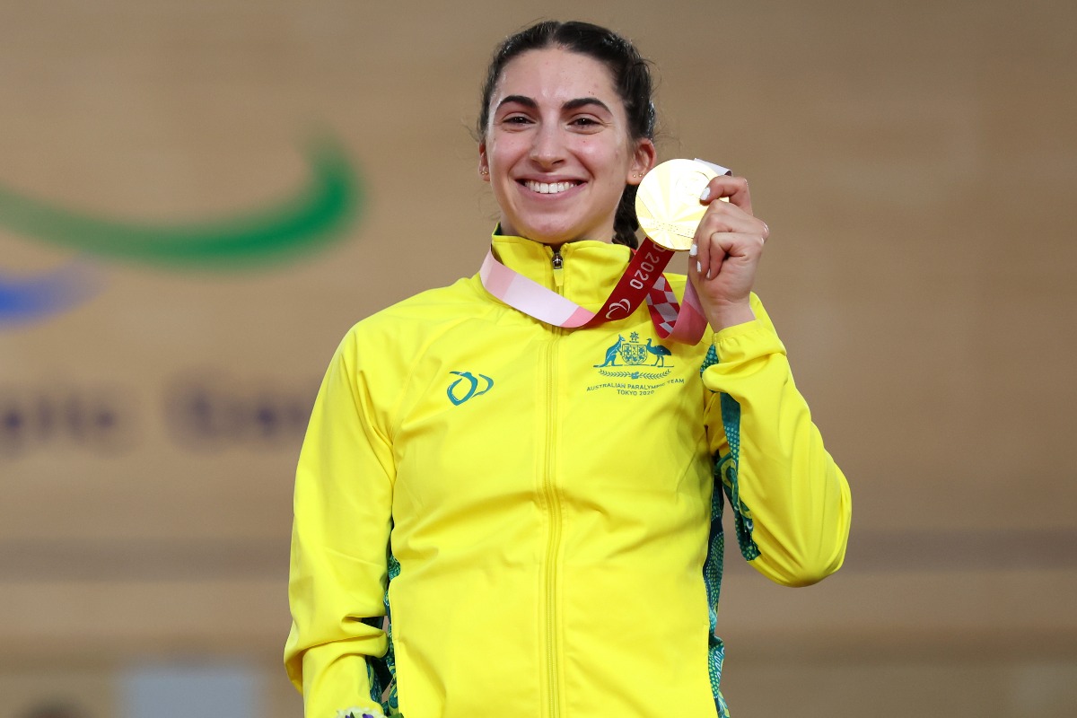 l'atleta paralimpica Paige Greco con la medaglia d'oro a Tokyo 2020