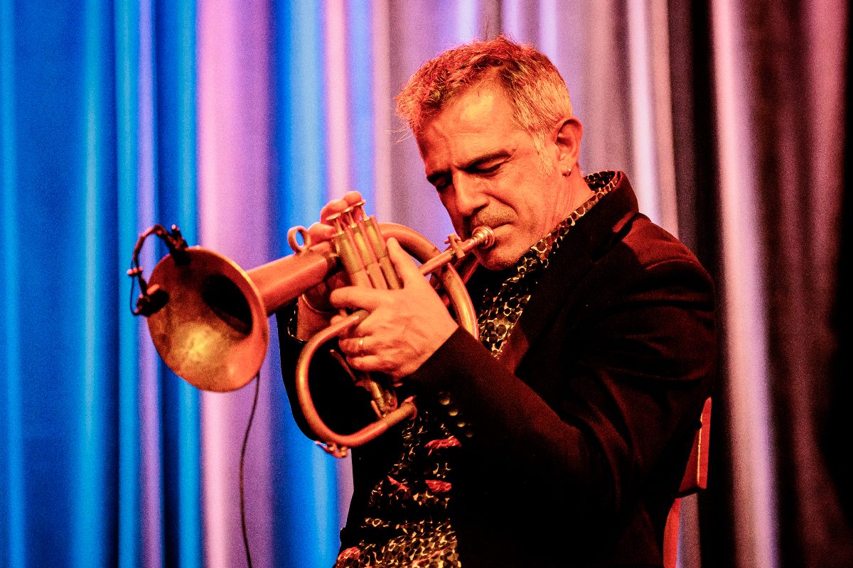 Paolo Fresu mentre suona la tromba