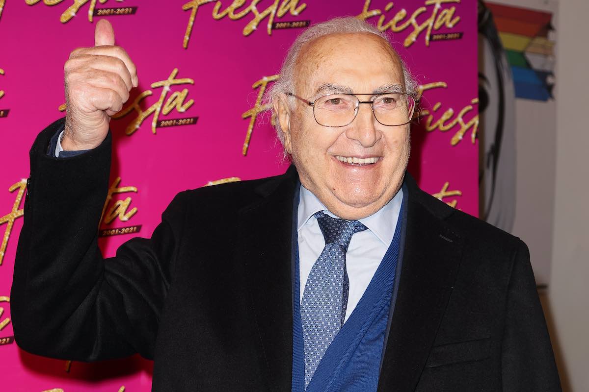 il conduttore Pippo Baudo sorride con il pollice in alto