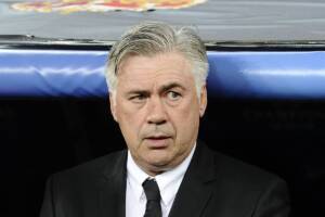 l'allenatore Carlo Ancelotti in panchina