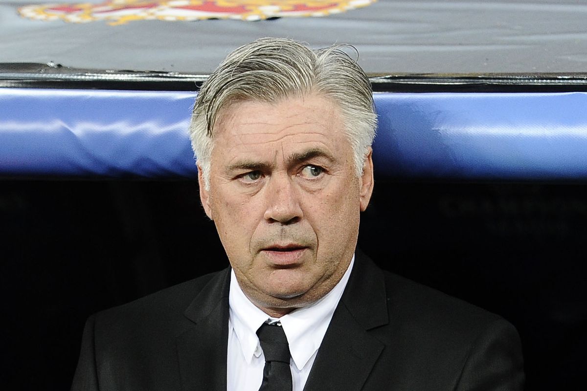 l'allenatore Carlo Ancelotti in panchina