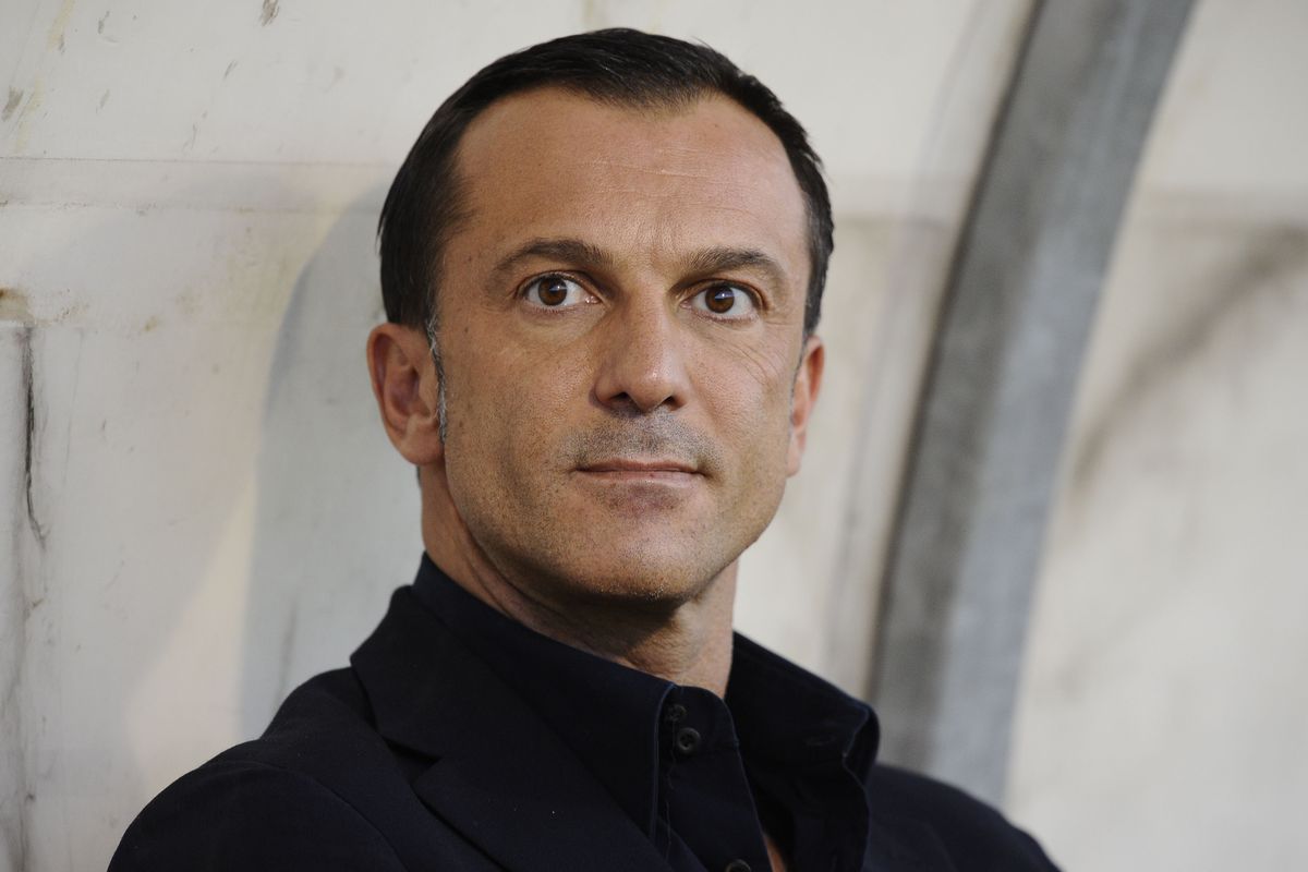 primo piano dell'ex dirigente dell'Inter Marco Branca seduto in panchina