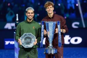 Carlos Alcaraz sorride con Jannik Sinner all'Atp Finals 2025