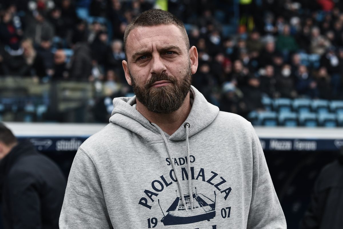 l'ex calciatore Daniele De Rossi con una felpa