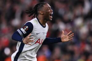 il calciatore Destiny Udogie esulta durante una partita con il Tottenham