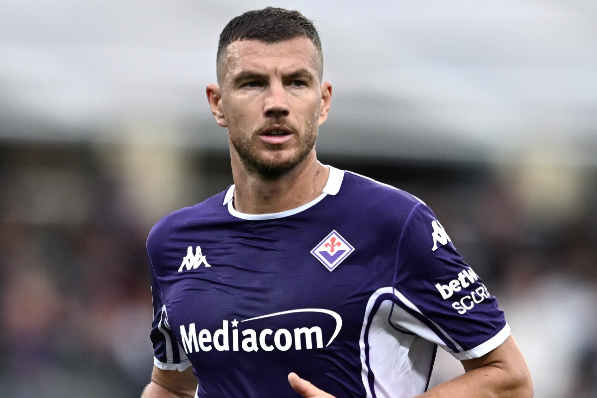 Edin Dzeko con la maglia della Fiorentina