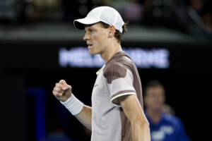 Jannik Sinner esulta durante una partita di tennis