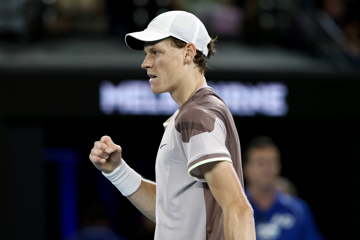 Jannik Sinner esulta durante una partita di tennis