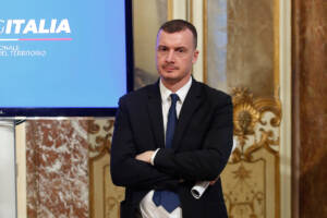 il volto del M5S Rocco Casalino con le braccia conserte