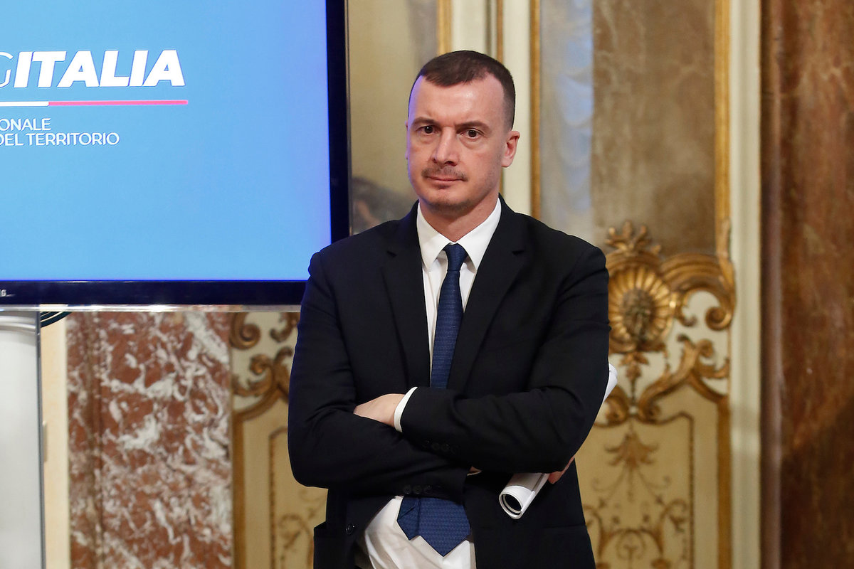 il volto del M5S Rocco Casalino con le braccia conserte