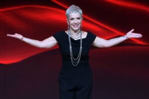 la figlia di Lino Banfi Rosanna Banfi con le braccia larghe