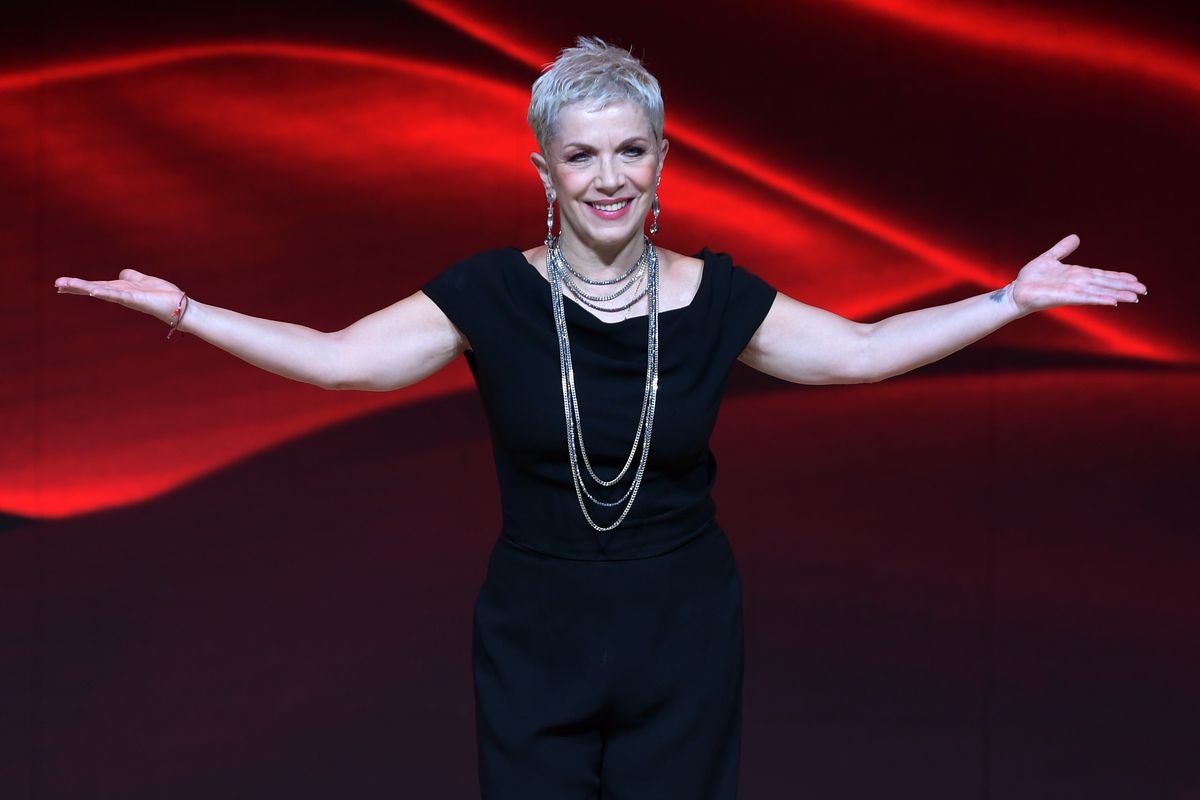 la figlia di Lino Banfi Rosanna Banfi con le braccia larghe