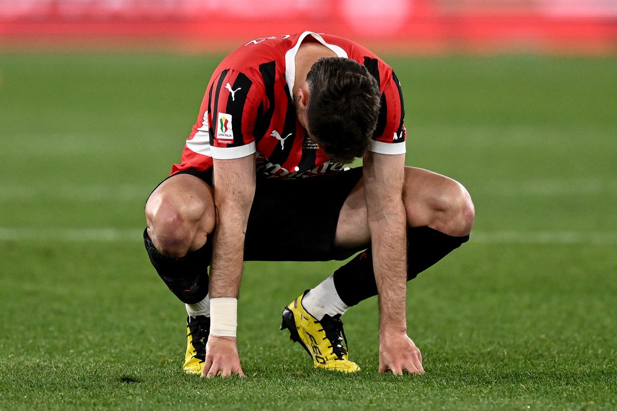 l'attaccante del Milan Santiago Gimenez con la testa abbassata