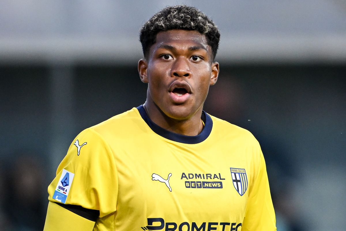 il portiere del Parma Zion Suzuki durante una partita