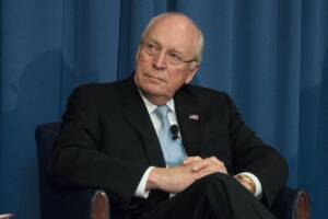 l'ex vicepresidente USA Dick Cheney seduto su una poltrona