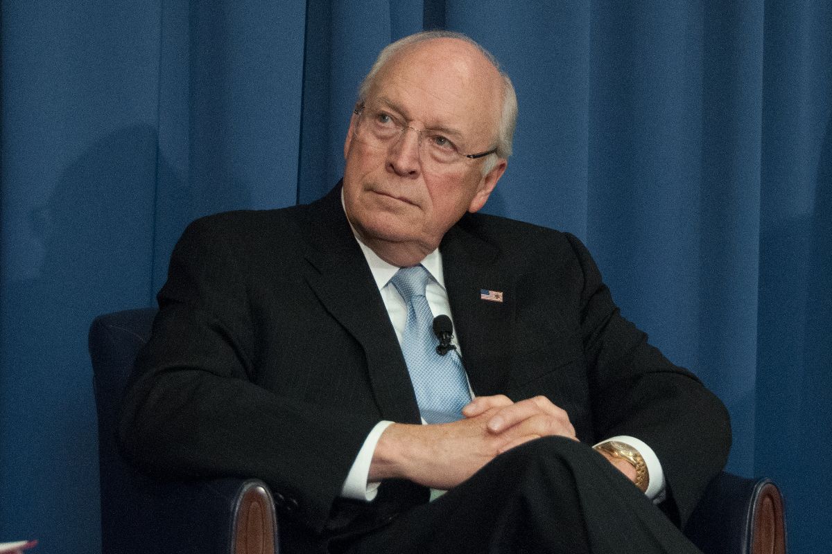 l'ex vicepresidente USA Dick Cheney seduto su una poltrona