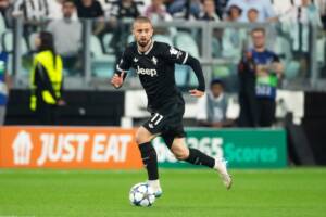 il giocatore della Juventus con la palla Edon Zhegrova