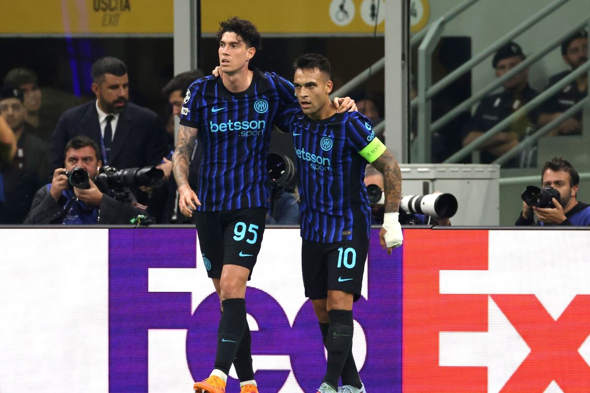 Bastoni e Lautaro Martinez esultano con la maglia dell'Inter
