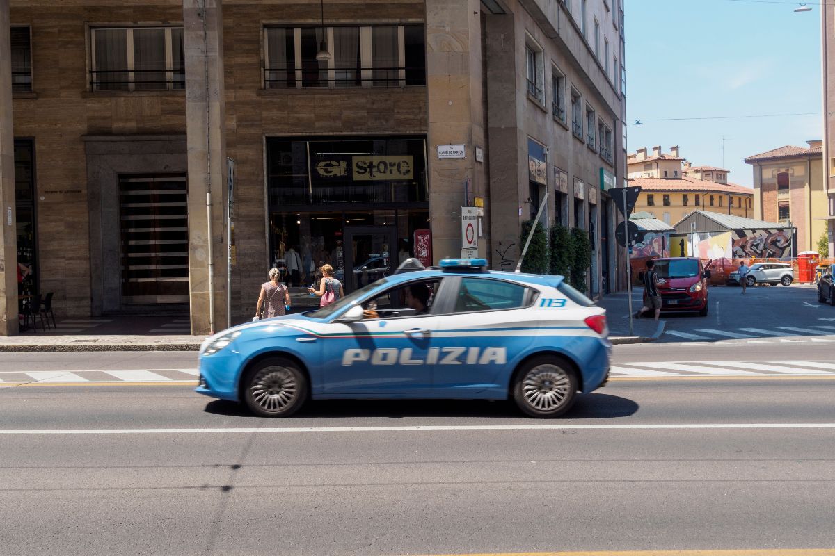 macchina della polizia modello Alfa Romeo Giulietta di profilo in strada