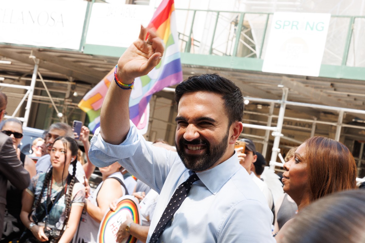 il sindaco di New York Zohran Mamdani esulta