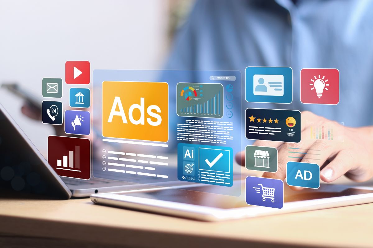 Computer e icone: schermo con simboli di contenuti online e marketing digitale.