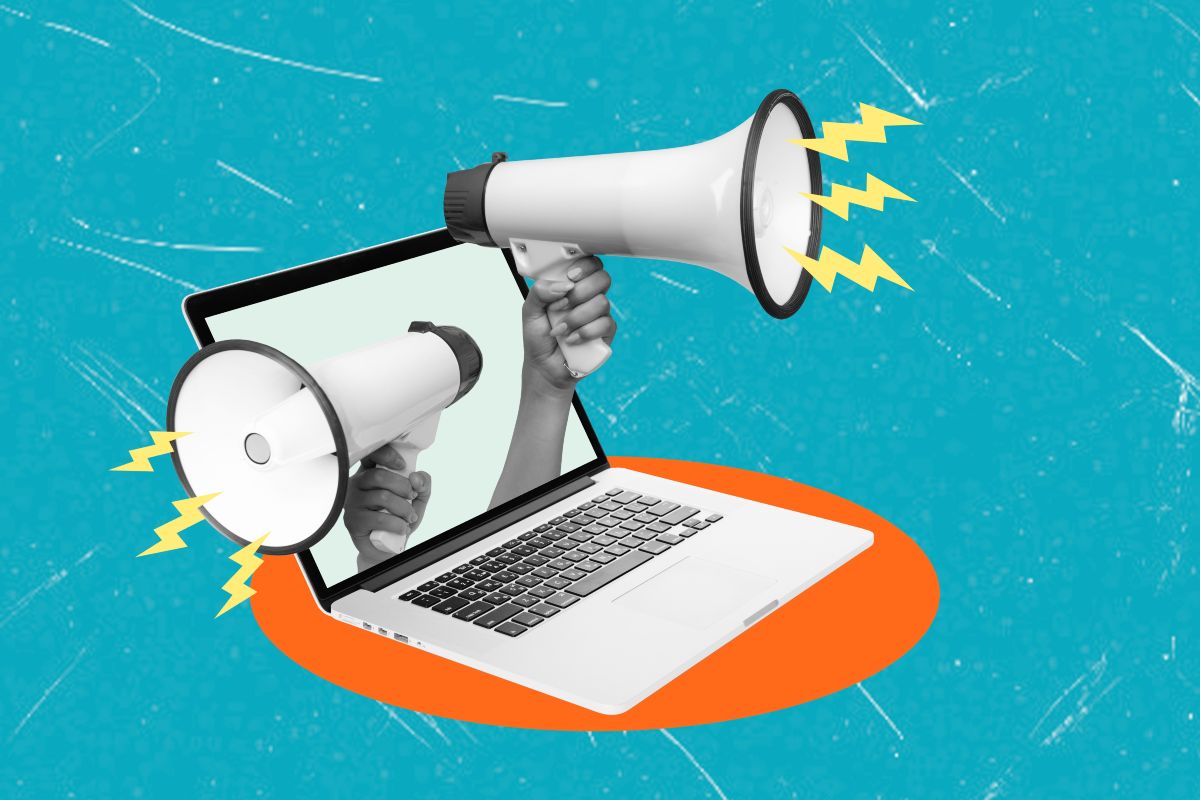 Illustrazione della comunicazione online: un PC emette un messaggio attraverso due megafoni.