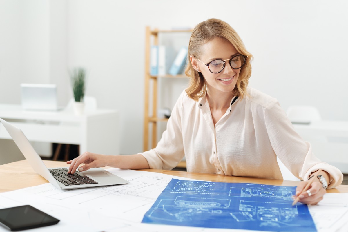 Donna che progetta