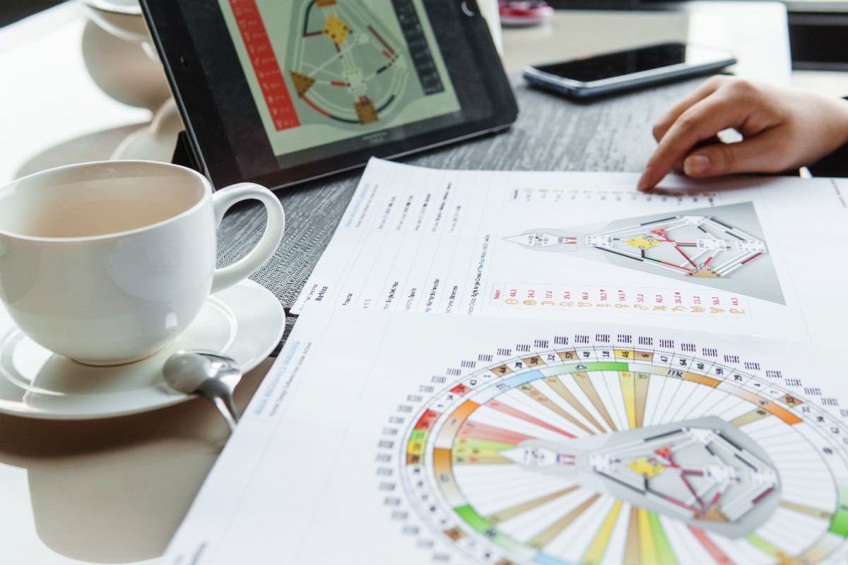 Grafico di human design con tazzina di caffè