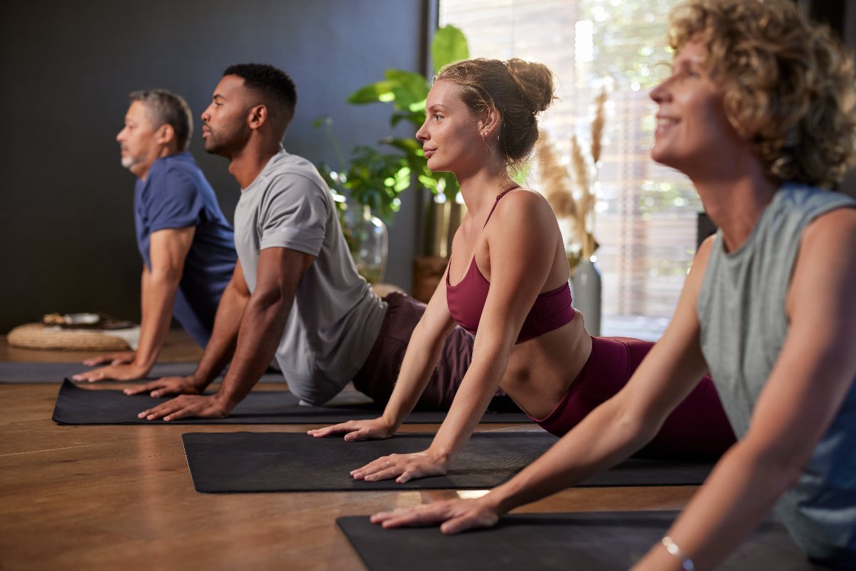 Persone che fanno esercizi di yoga